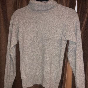 GRAY TURTLENECK